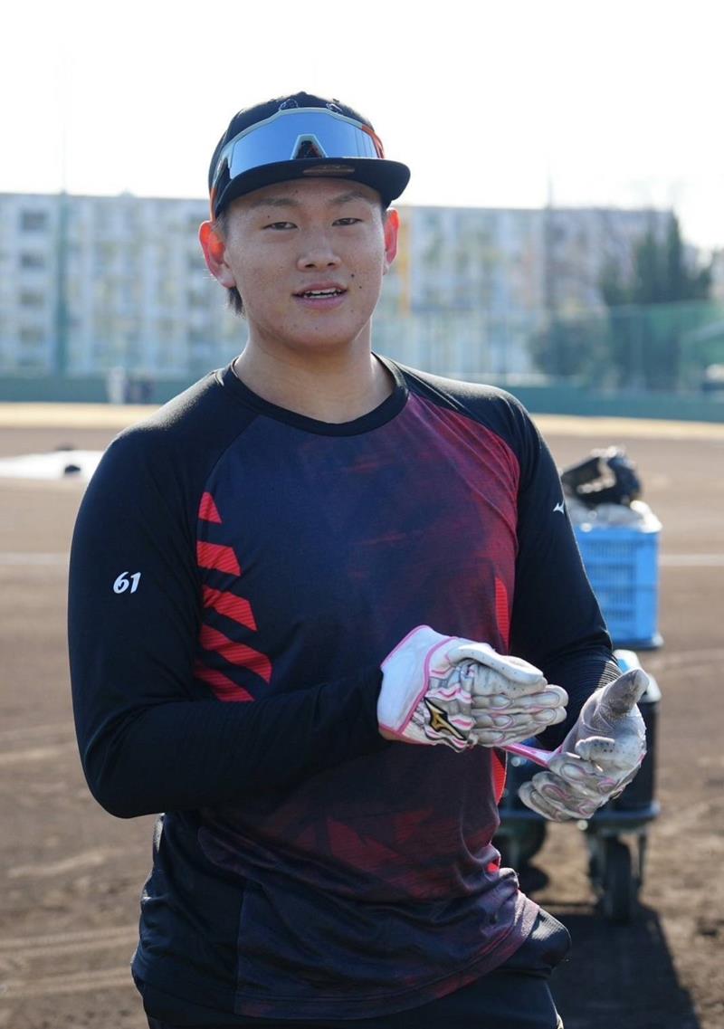 打撃練習を終えた千葉ロッテの山本=さいたま市(代表撮影)