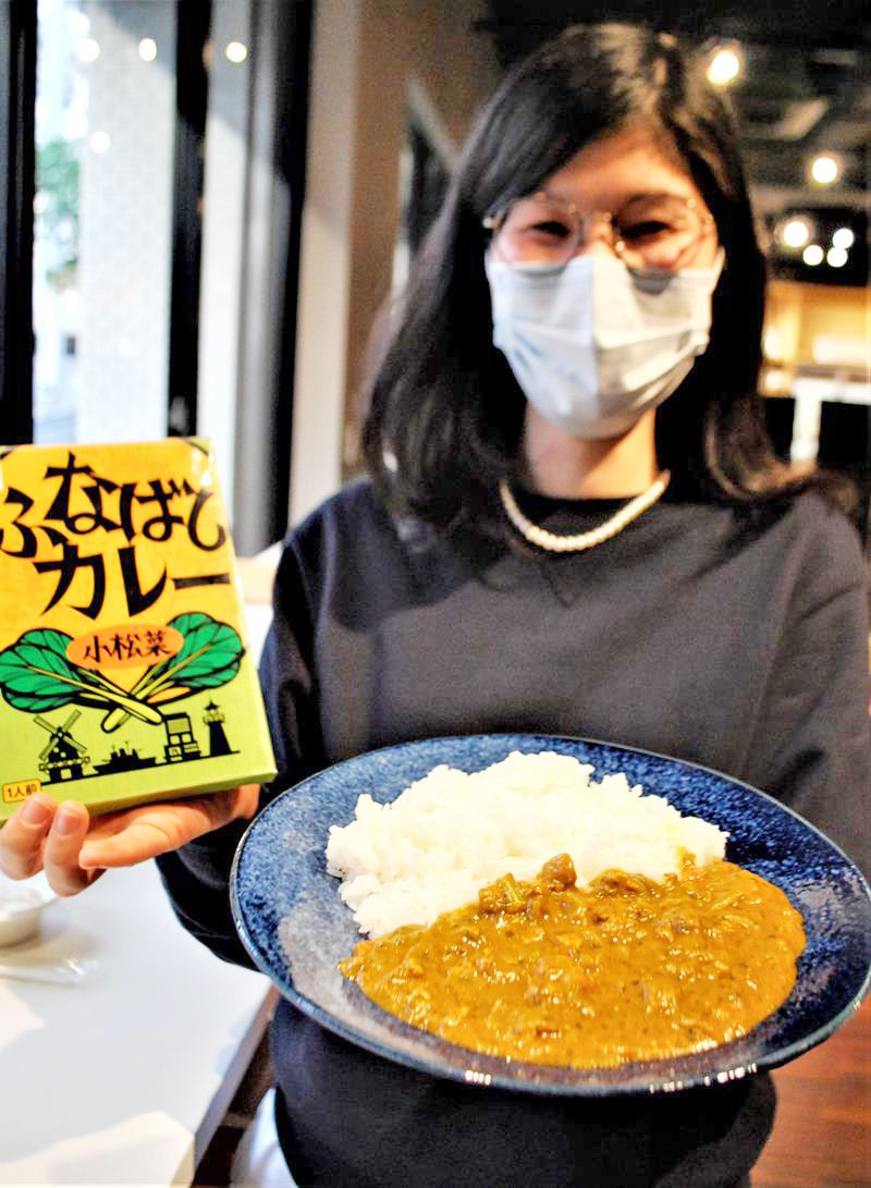 特産の小松菜をメインに船橋のご当地野菜や梨を具材にしたレトルト新商品「ふなばしカレー」＝１３日、船橋市