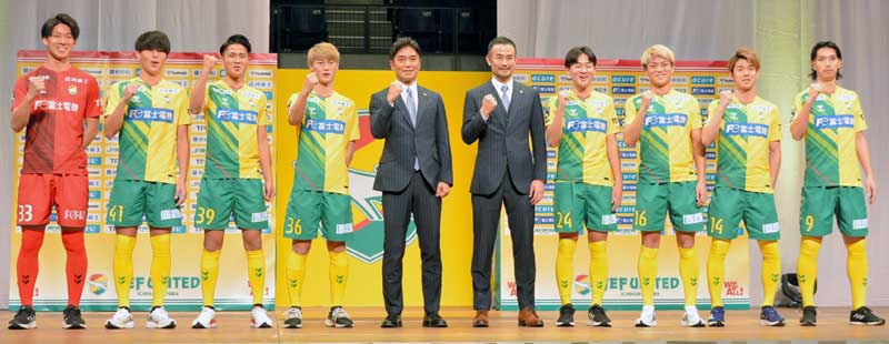 J2千葉の新体制発表会に登場した新加入の選手たち=千葉市