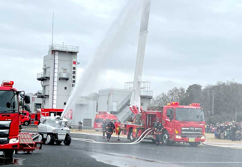 消防出初め式に登場したスクラムフォースの放水砲ロボット「ウォーター・キャノン」＝１５日、市原市総合防災センター
