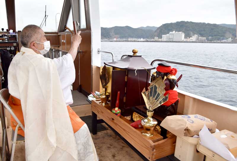 船上で海の安全や大漁を祈願する上村住職＝１８日、鴨川市