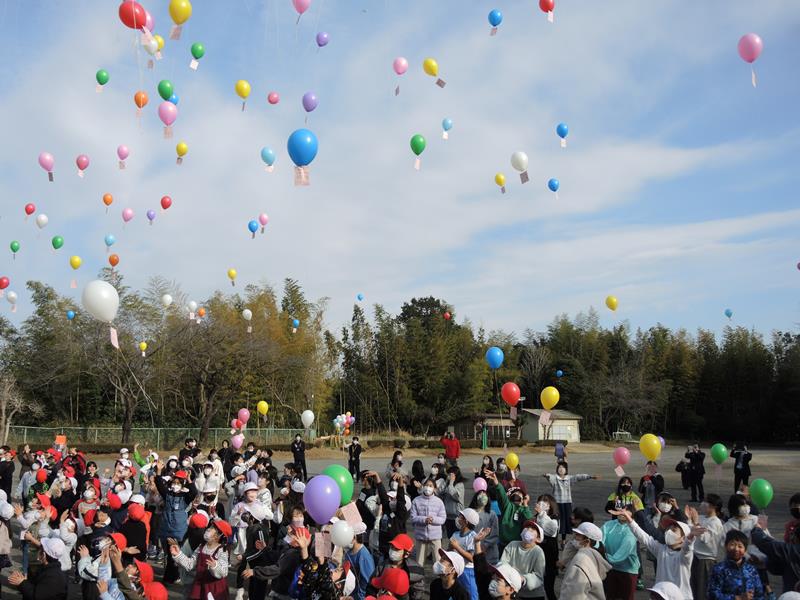 創立１５０周年を記念して風船を大空に放つ児童ら＝我孫子市立布佐小学校