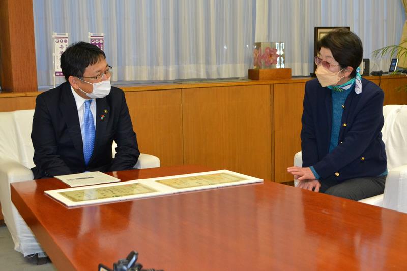 ターゲットバードゴルフの魅力を語る坂内さん(右)=千葉市役所