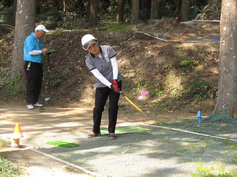 ターゲットバードゴルフの全国大会でプレーする坂内さん(右)(本人提供)