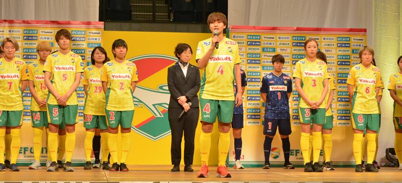 トップチームの新体制発表会でレディースのあいさつをする林(中央)=15日、千葉市