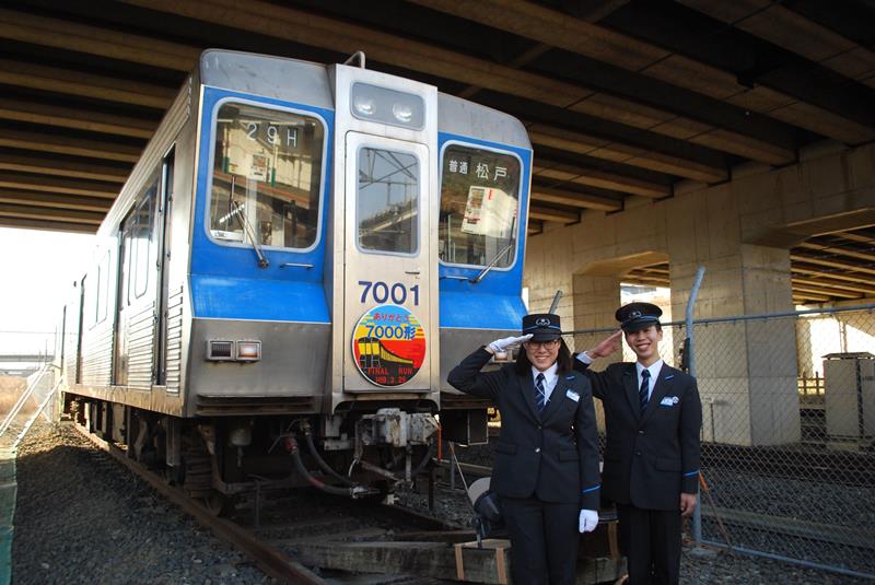 保管されている「ゲンコツ電車」（奥）を活用したトレインカフェを企画した新入社員の宮田さん（左）と葛見さん
