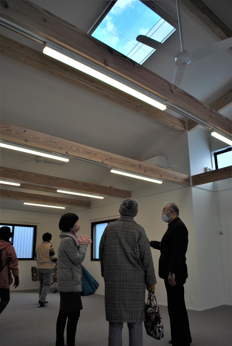 天窓付きの平屋に刷新した海神4・5丁目自治会館の室内=船橋市