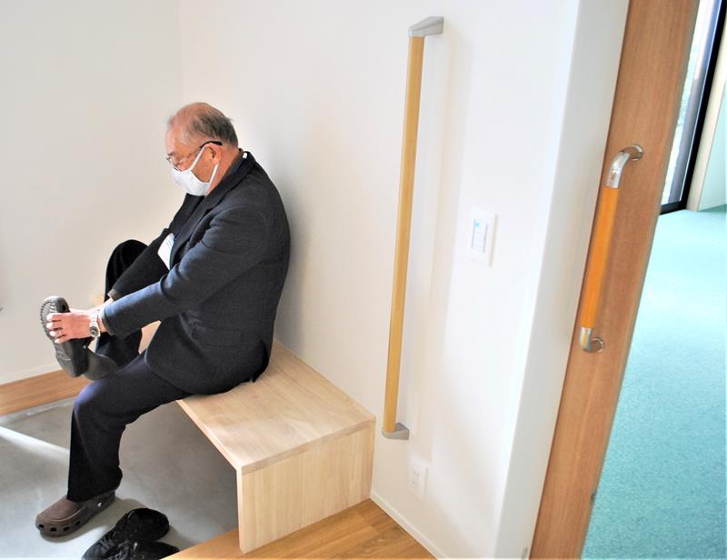 靴脱ぎ場には腰掛け台や手すりを設置した