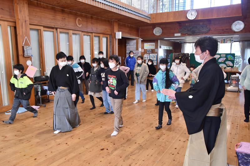 すり足など狂言の基礎を学ぶ神余小児童=館山市