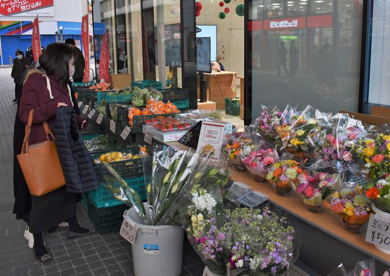 南房総市から直送した花や野菜、果物を販売する「ちばぎんマルシェ」＝２７日、ＪＲ千葉駅前