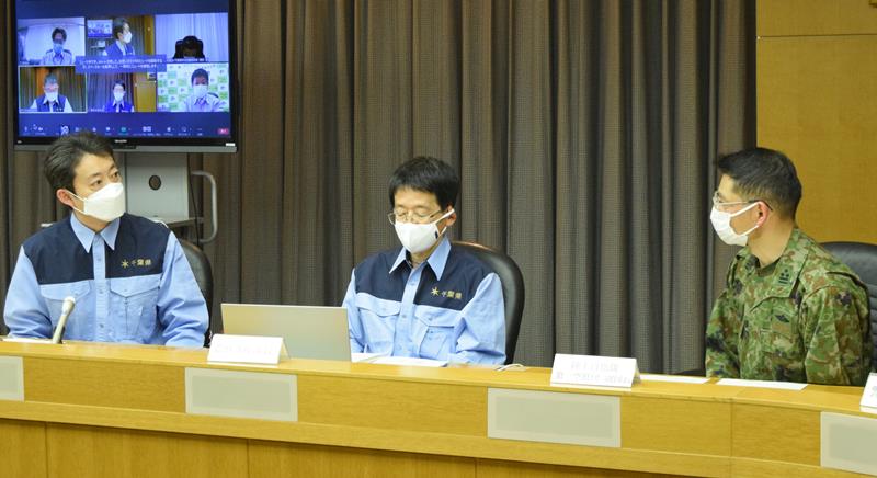 鳥インフルへの対応で対策本部会議を開き、自衛隊員（右）に対し協力を求める熊谷知事（左）＝２７日、千葉県庁