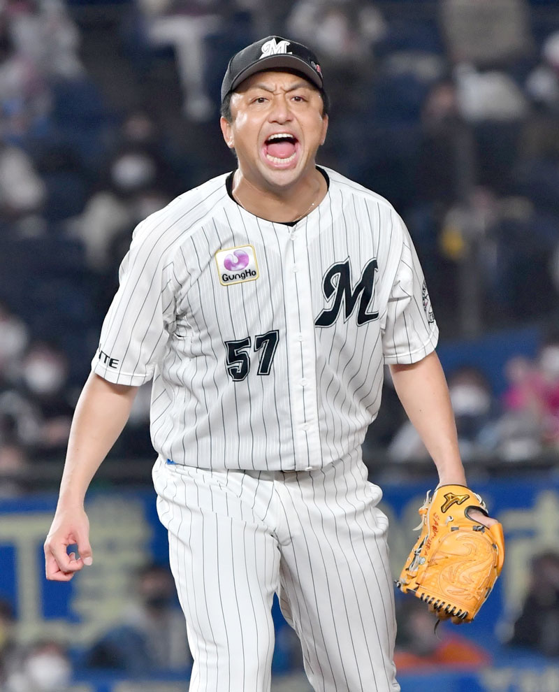 ソフトバンク戦でデスパイネから空振り三振を奪い、雄たけびを上げる千葉ロッテの沢村＝２０２０年１１月、ＺＯＺＯマリン