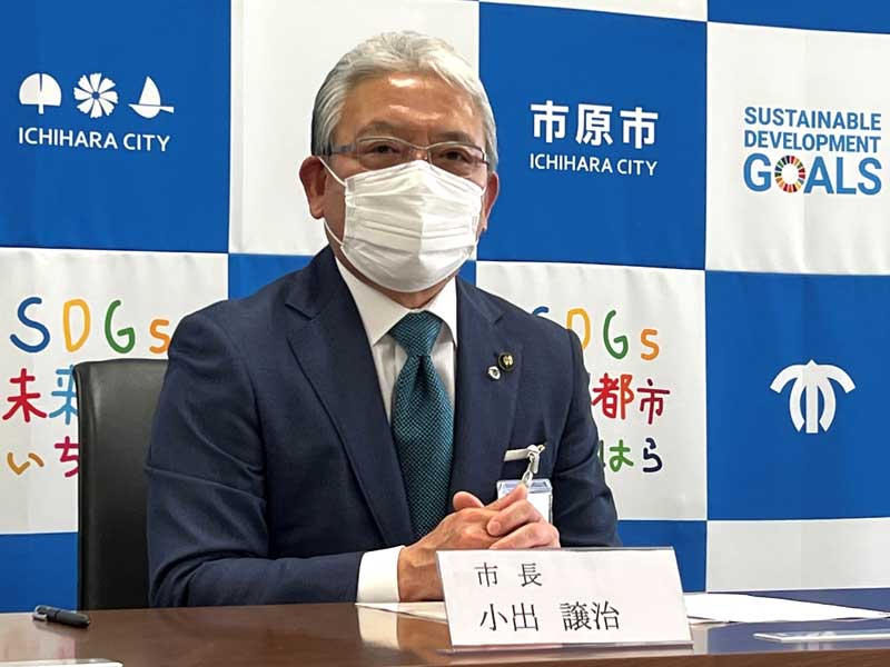市原市立三和中学校のいじめ問題で、被害生徒に陳謝する小出譲治市長＝３１日、市役所