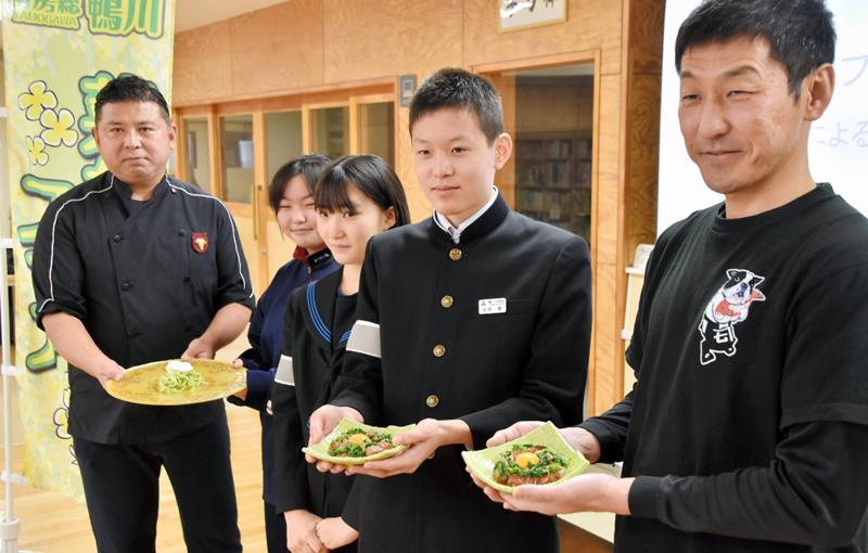 料理を考案した生徒と、商品化した「CaSa」の中沢さん(左)、「カネシチ水産」の青木征一郎さん(右)=鴨川市