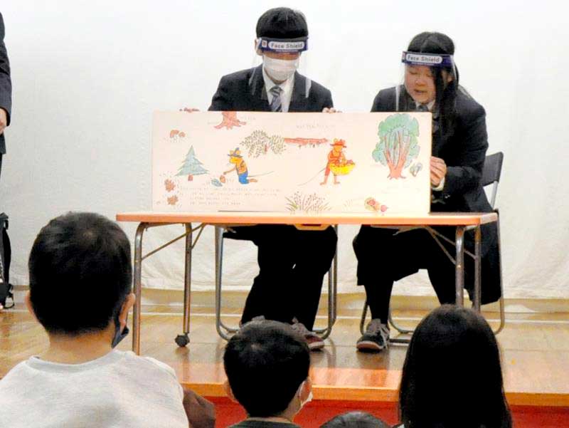 「牛久認定こども園」で読み聞かせする市原高生