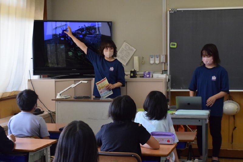 小学校の防災教室で講師を務めるトリプルアイプロジェクトの大木沙織さん(左)と島田咲良さん＝２０２２年９月、旭市
