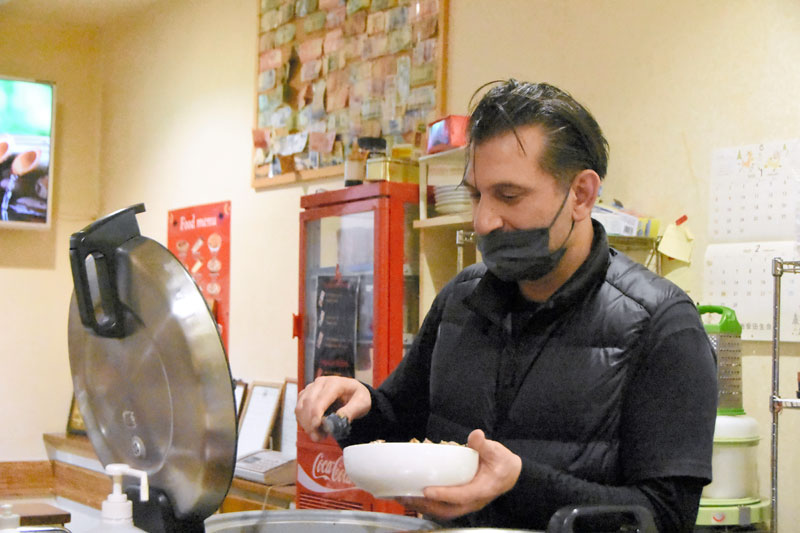 トルコ料理店「KARADENIZ61」でケバブ丼を作るセラミさん=千葉市中央区
