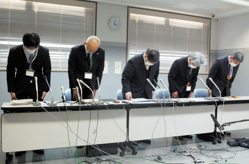 練習中の部員への暴行容疑で顧問教諭が逮捕され、陳謝する市船高の津田校長(左から2人目)や松本教育長(中央)=27日夕、船橋市