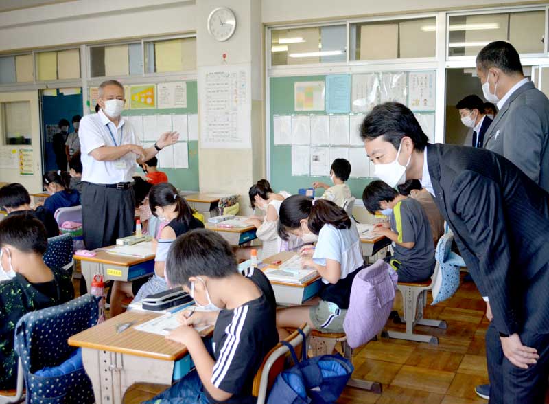 専科教員（左）による算数の授業を視察する熊谷知事（右手前）＝昨年７月、船橋市