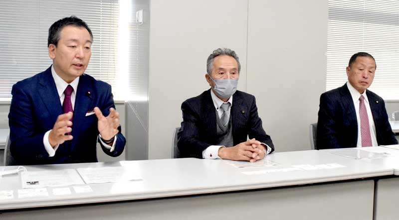 無所属で千葉県議選への出馬を表明した予定候補(右)に、推薦すると説明したれいわ新選組の多ケ谷衆院議員(左)=昨年12月14日、千葉県庁