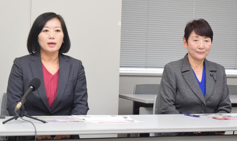 市民ネットワーク千葉県共同代表の伊藤議員（右）が立候補を見送り、擁立した後継の新人と並んで会見＝１月１７日、県庁