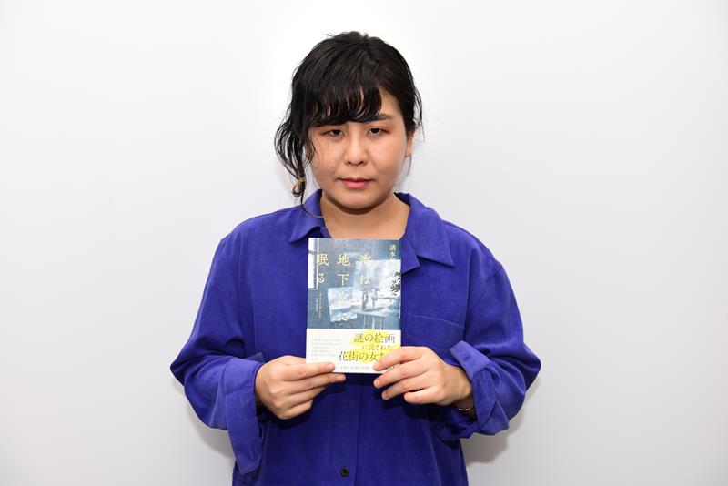 小説「海は地下室に眠る」を刊行した清水さん＝東京都千代田区