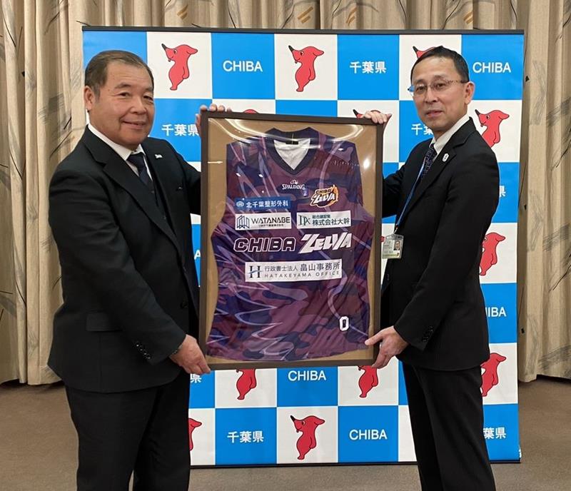 公式戦の招待チケットを手渡した千葉ゼルバの吉川代表理事（左）＝３日、県庁