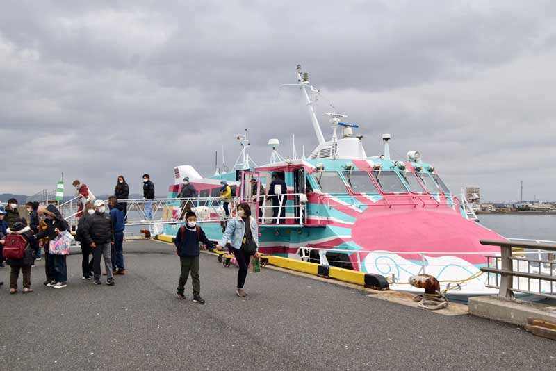 館山に到着した高速ジェット船の第１便＝４日、館山市