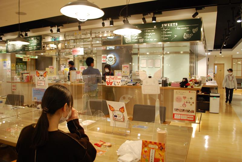 存続する津田沼献血ルーム。広いカフェ風の造りで、若者の来場も多い＝５日、津田沼パルコＢ館６階