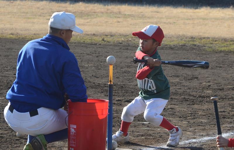 城西国際大野球部の選手に教わりながら打撃練習する児童