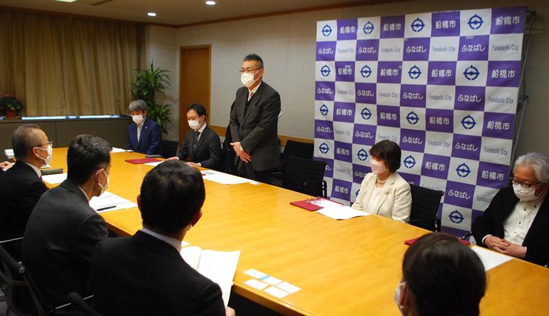 福祉避難所に加わる協定を市と結んだ民間福祉団体の代表者ら＝船橋市役所