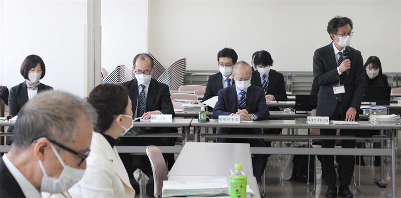 有識者会議の冒頭であいさつする県担当者（右）＝９日、千葉市中央区