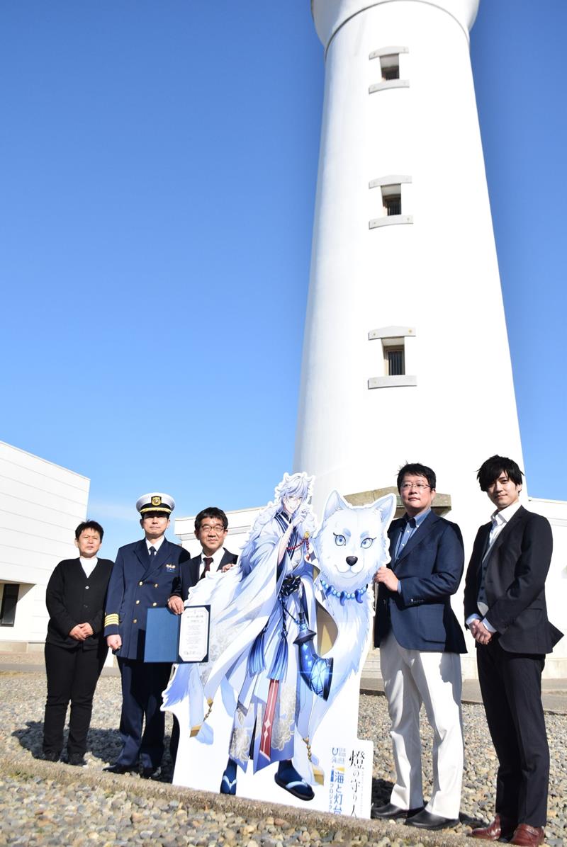 キャラクターのパネルと記念撮影に応じる越川信一市長(左から3番目)ら贈呈式出席者=銚子市