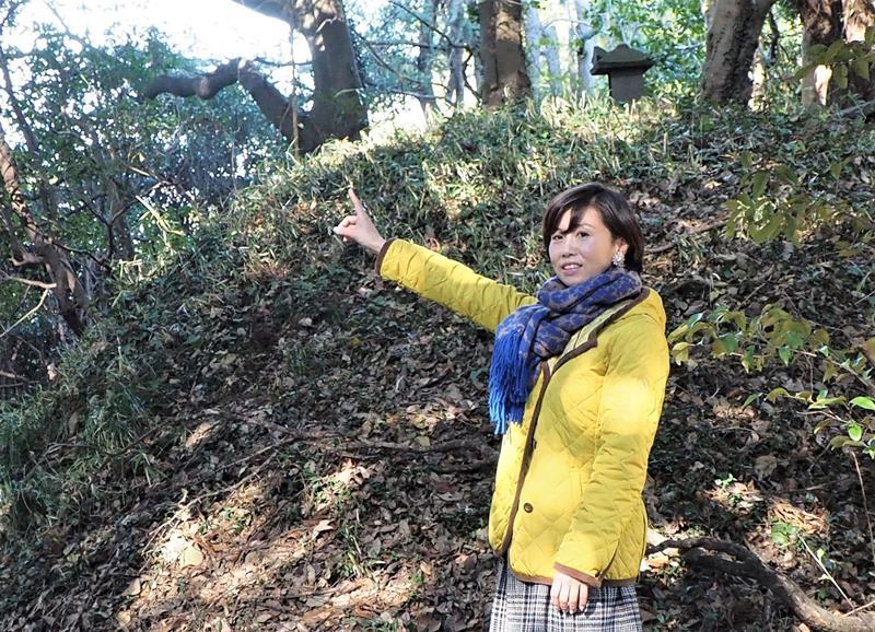 「現地を歩くと中世の痕跡が至るところにある」。蔵波城周辺で戦国時代の様子に思いをはせながら説明する山城ガールむつみさん=袖ケ浦市