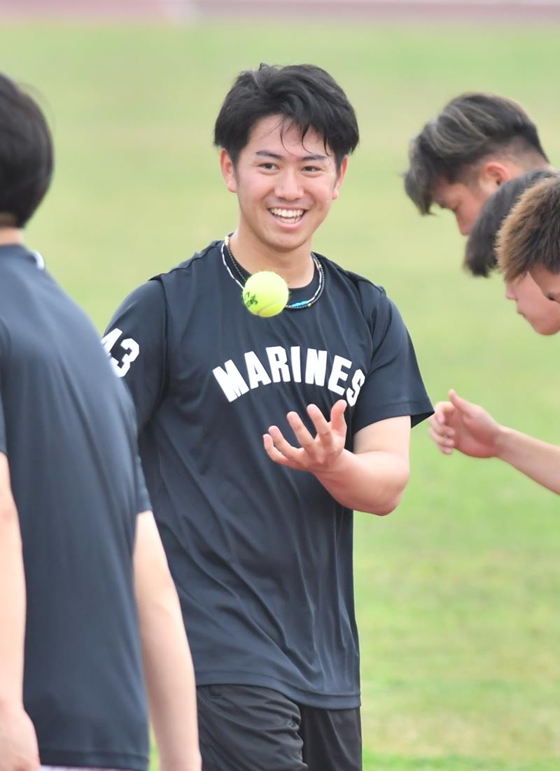 リラックスした表情で練習する千葉ロッテの秋山