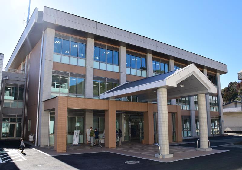 完成した長南町役場の新庁舎=11日、同町