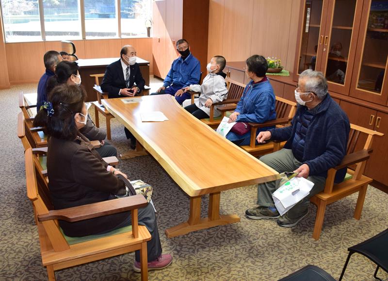 大谷家具製作所などが手掛けた応接テーブルと椅子。町民が腰掛け平野町長と歓談した