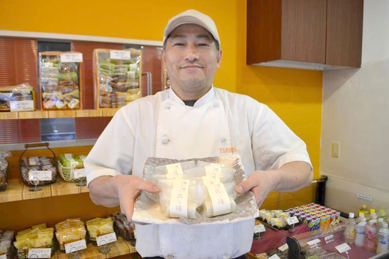 「千」に認定された「幕張スイーツ昆陽」を紹介する竹見さん＝千葉市美浜区のパティスリータルブ