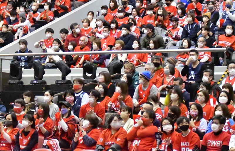 千葉Ｊを応援するファンやブースター＝１１日、船橋市の船橋アリーナ