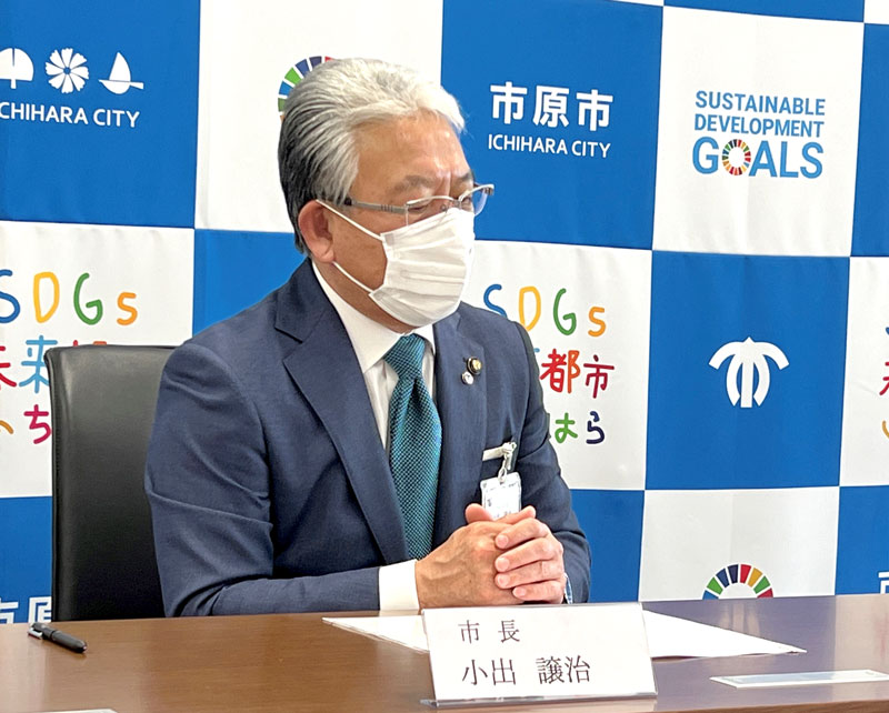 市原市立三和中学校のいじめ問題を受け、陳謝する小出譲治市長=1月31日、市役所