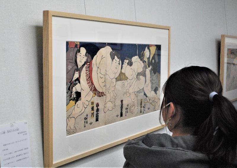 「小柳」と「荒馬」の取組を描いた浮世絵＝船橋市民ギャラリー