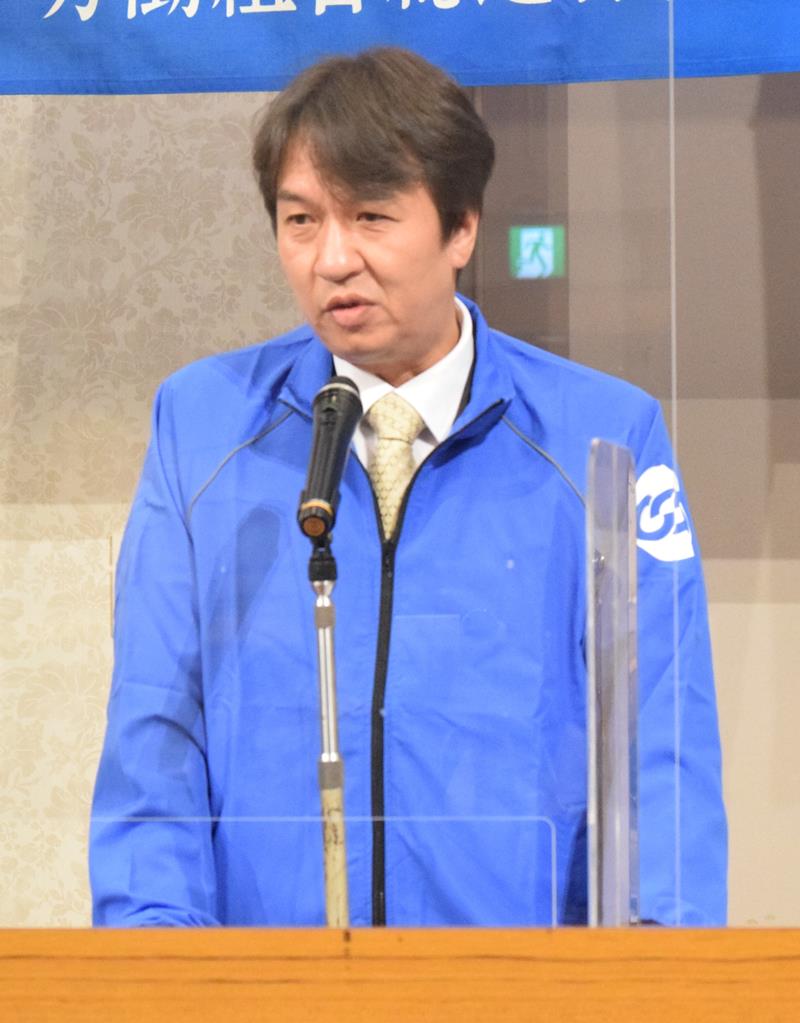 連合千葉が開催した春闘の決起集会であいさつする永富会長＝２５日、千葉市中央区