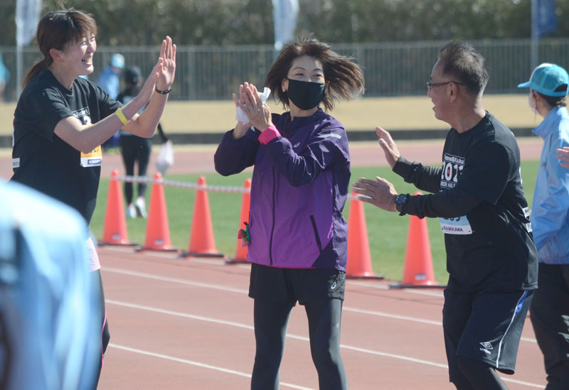 参加者と一緒にゴールして喜ぶ高橋尚子さん（中央）