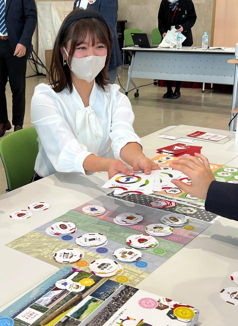 「ゲット・ザ・ポイント」“いちはら版”をプレーする山内さん=市原市の夢ホール