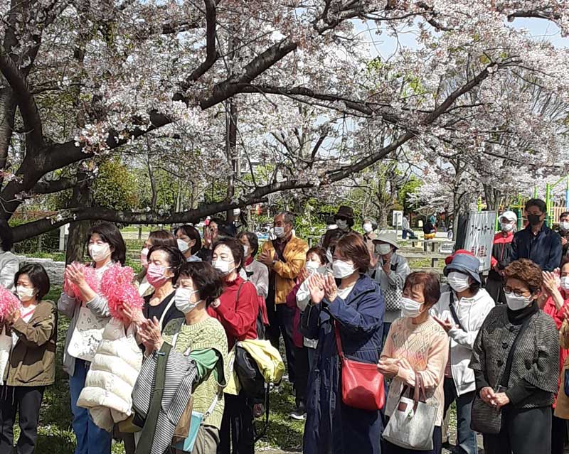 県議選候補者の第一声を聞く聴衆＝３１日午前１０時半ごろ、市川市