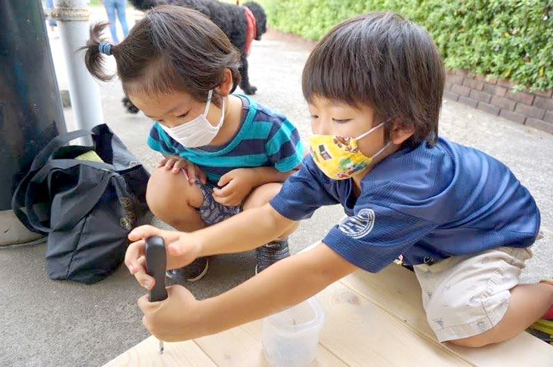 ものづくり体験を楽しむ子供たち＝昨年９月、大多和医院（同院提供）