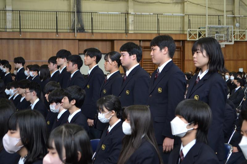 式に出席する卒業生ら＝４日午前１０時半ごろ、千葉市稲毛区の千葉経済大学付属高校