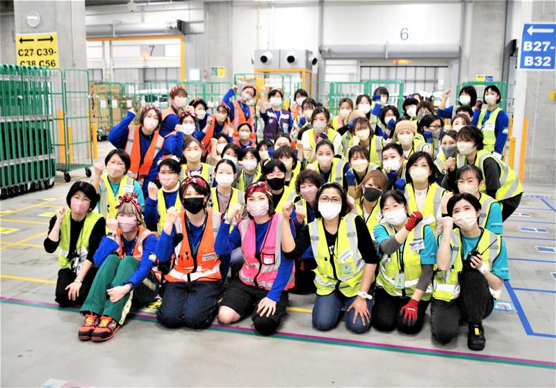 朝礼後、業務開始に意気込む女性従業員たち＝８日、船橋市内のアマゾンジャパン配送拠点
