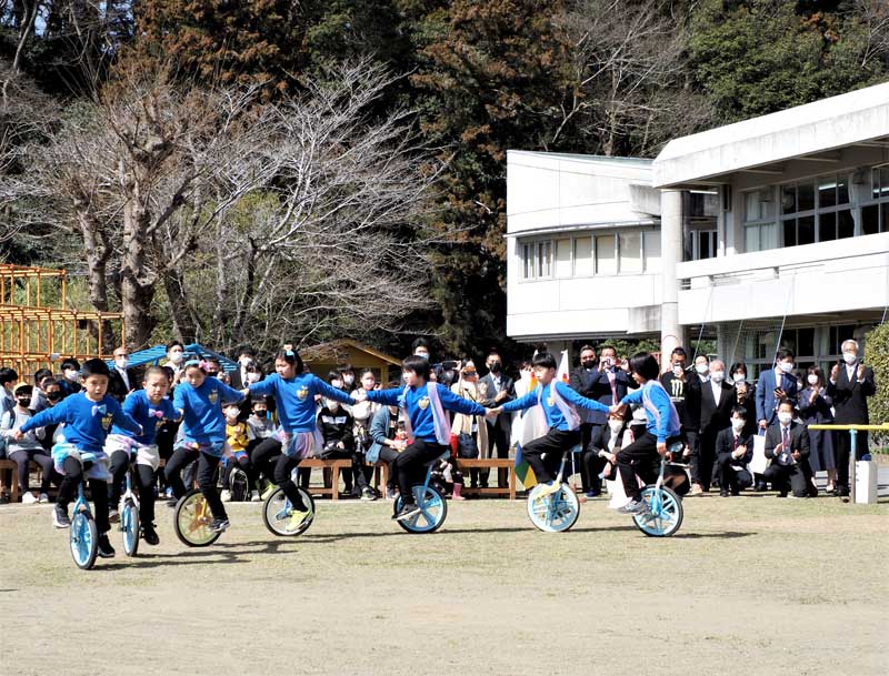 式典後、伝統の一輪車ダンスを披露する幽谷分校の児童