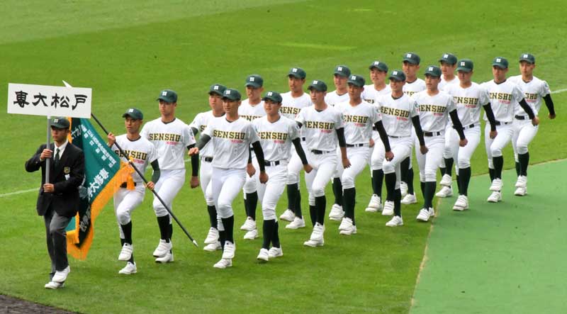 第95回選抜高校野球大会の開会式で入場行進する専大松戸の選手たち=18日、兵庫県西宮市の甲子園球場